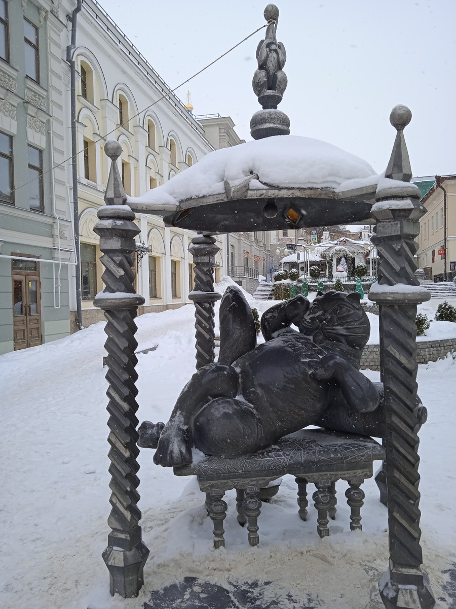 Слева из-за здания видно позолоченный купол увенчанный крестом. Фото автора, январь 2023г.
