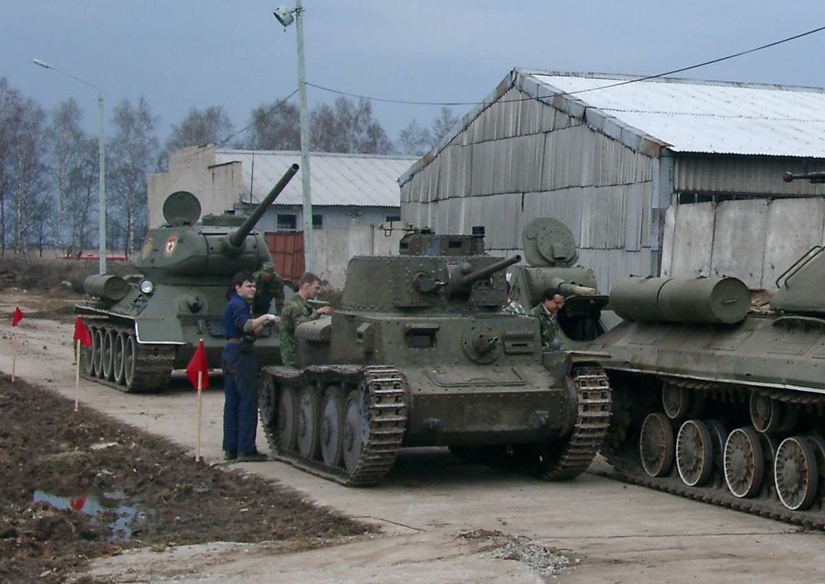 Таким он был 1 мая 2003 года. Снята старая серая краска, под ней была зеленая (старая советская). Кстати, до того он был с маркировками 20-й танковой дивизии.