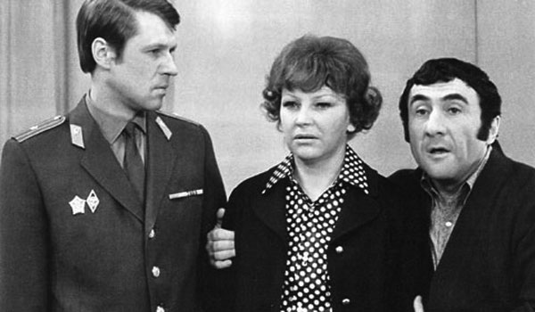  Георгий Мартынюк, Эльза Леждей, Леонид Каневский, кадр из фильма Следствие ведут знатоки: Он где-то здесь (1982, Центральное телевидение)