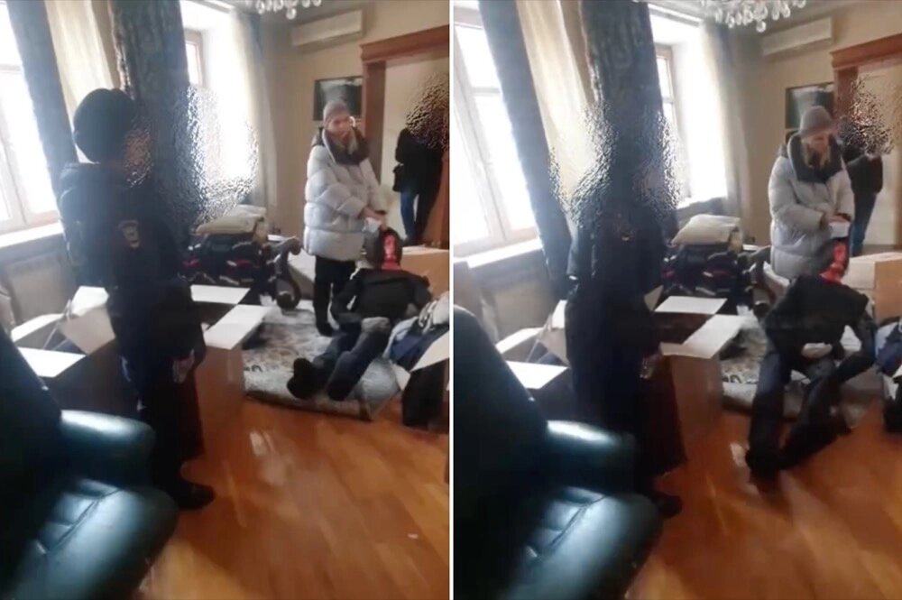 Екатерина Тархова в квартире бабушки и дедушки. Манекен в руках девушки изображает Виктора Тархова: внучка показывает, как тащила убитого. Скриншот из видео: Вести. Дежурная часть