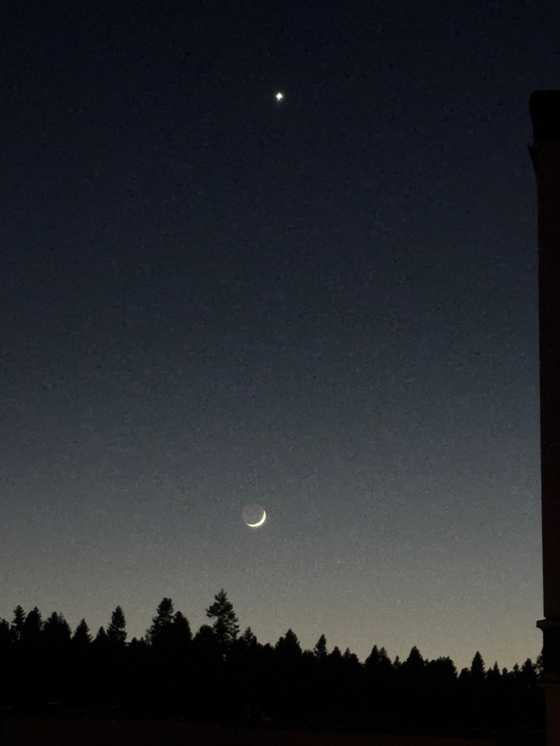    Журналист в Петрозаводске сфотографировал сближение Венеры, Меркурия и ЛуныАлександр Гнетнев