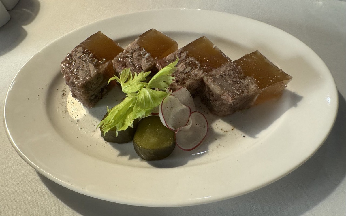 Домашний холодец из бычьих хвостов, солёный огурец, редис, листик салата — это точно не рафинированная еда