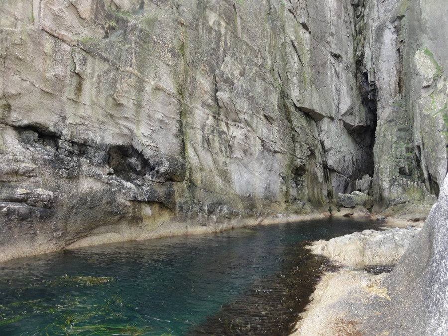 Отвесные скалы и глубокие подводные разломы.