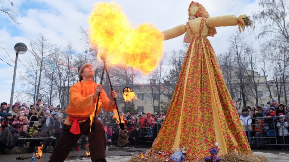    Масленица. Чучело зимы.. Источник: Барнаул.