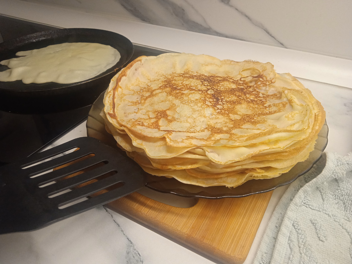 В этом году масленица у нас с ежедневными блинами, оладьями. Попробовала несколько рецептов и для себя мы выбрали "три стакана":