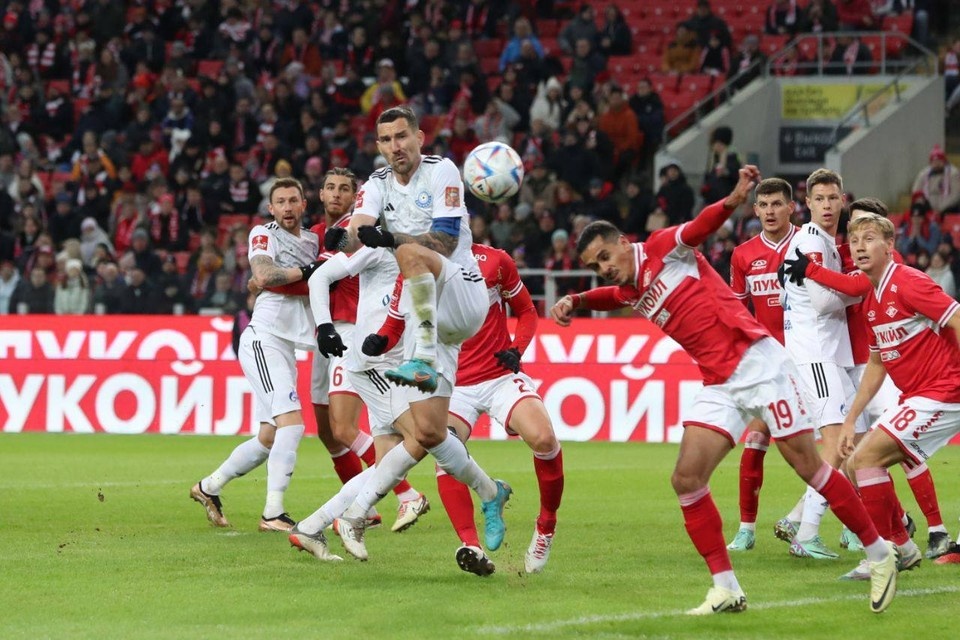    Букмекеры считают фаворитами красно-белых с сайта ФК "Оренбург".