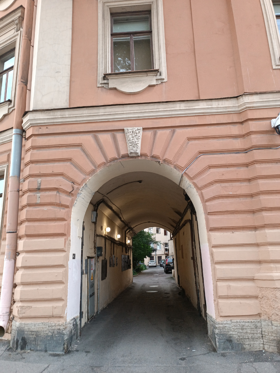 вход во двор дома Блока.А.А со стороны набережной реки Пряжки