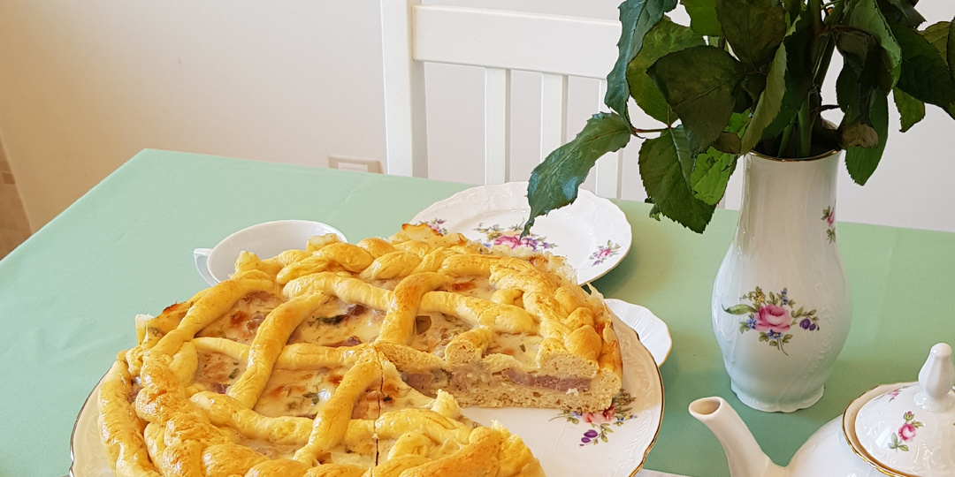 Сдобный пирог с мясом и сыром