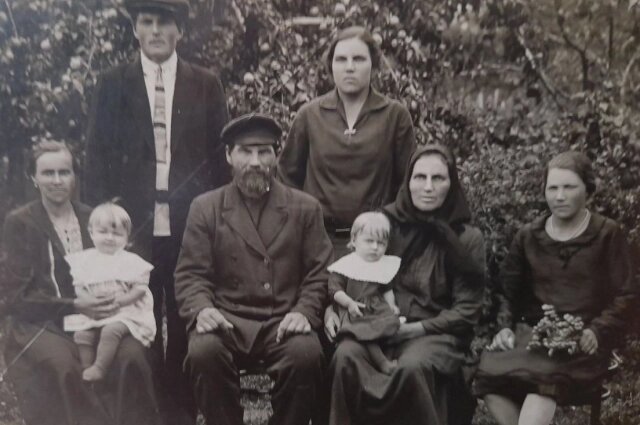    Снимок сделан до войны. Мать Алевтины сидит слева, на руках женщина держит маленькую Клаву, а позади нее стоит муж Василий. В центре - дедушка Вася и бабушка Анисия, на ее коленках сидит вторая сестра Алевтины - Саша, девочка умерла еще до блокады Ленинграда. Остальные на фотографии - это сестры Василия - Аня и Дуся. Фото: АиФ - Тюмень