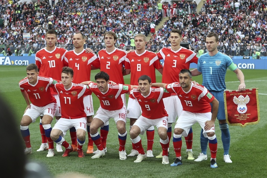 Стоят третий слева Фернандес, второй справа - Кутепов. Сидят первый и второй слева Зобнин и Головин, второй справа - Дзагоев. Фото из открытых источников сети Интернет