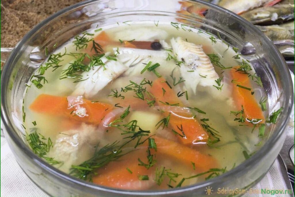 Уха без секретов: Ерши и окуни на вашем столе
Ингредиенты:ерши и окуни - по 1 кг.
вода питьевая - 3 л.
картофель - 3-4 шт.
морковь - 1 шт.
лук репчатый - 2 шт.
корень петрушки - 3-4 шт.
укроп - 30 гр.
лимон - 1 шт.
соль
перец черный молотый
лавровый лист
Приготовление:Ершей и окуней промыть и выпотрошить, удалив жабры и внутренности. С окуня снять филе. Ершей и оставшиеся после разделки окуней головы, кожу и кости залить холодной водой, добавить нарезанный кольцами лук, морковь, корень петрушки, соль, перец черный молотый, лавровый лист и варить 1 час до полного разваривания ершей. Бульон процедить через сито и еще раз прокипятить.В процеженный бульон положить картофель и филе окуня. Варить на слабом огне ещё 10 минут после закипания.Готовую уху посолить и поперчить по вкусу, разлить по тарелкам. Перед подачей в каждую тарелку можно добавить рубленую зелень укропа. Отдельно на тарелочке подать ломтики лимона.