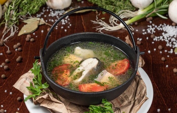 Рецепт ухи классической: Искусство приготовления
Ингредиенты:картофель - 3-4 штуки
морковь - 1 шт.
форель, щука или осетр - 450 гр.
бульон рыбный -  2 - 2,5 л.
водка или херес - 3 ст.л. или 100 мл.белого сухого вина
лист лавровый - 1 шт.
перец черный горошком - 3-5 шт.
соль
свежемолотый перец
пучок зелени для подачи ( укроп, петрушка, зеленый лук)
Для рыбного бульона:вода - 2,5 л.
остовы и головы ( без жабер) 3 средних рыб или 500 гр. мелкой рыбешки
морковь - 1 шт.
лук репчатый - 1 шт.
корень сельдерея или петрушки - 50 гр.
лист лавровый - 1 шт.
петрушка - 1 веточка
соль - 2 ч.л.
Приготовление:Обычно рыбный бульон варят из наименее ценных частей рыбы - голов, хвостов, костей - или из недорогой мелкой рыбешки. Кроме того, для бульона редко используют сельдь или скумбрию из-за их специфического привкуса рыбьего жира. Когда бульон свариться, кости и кожу просто выбрасывают. Обратите внимание, что нужно обязательно удалить из рыбьих голов жабры - из-за них бульон может горчить. Рыбный бульон варится намного быстрее других бульонов - 30-60 минут в зависимости от того, насколько интенсивный вкус вы хотите получить.Положить рыбьи головы и кости в большую кастрюлю. Овощи почистить, крупно нарезать и добавить к рыбе. Влить воду, добавить лавровый лист, петрушку, соль и варить 1 час на слабом огне, не доводя до кипения. Иногда снимать пену. В конце варки бульон процедить.Картофель нарезать кубиками, морковь - кружочками. Рыбу нарезать ломтиками толщиной 2-3 см. Бульон довести почти до кипения, влить алкоголь, варить 5 минут. Добавить картофель, варить еще 15 минут на умеренном огне. Добавить соль по вкусу и специи.Опустить в уху кусочки рыбы, через 5 минут добавить морковь и готовить на небольшом огне еще  7-10 минут. Зелень измельчить и посыпать уху перед подачей.