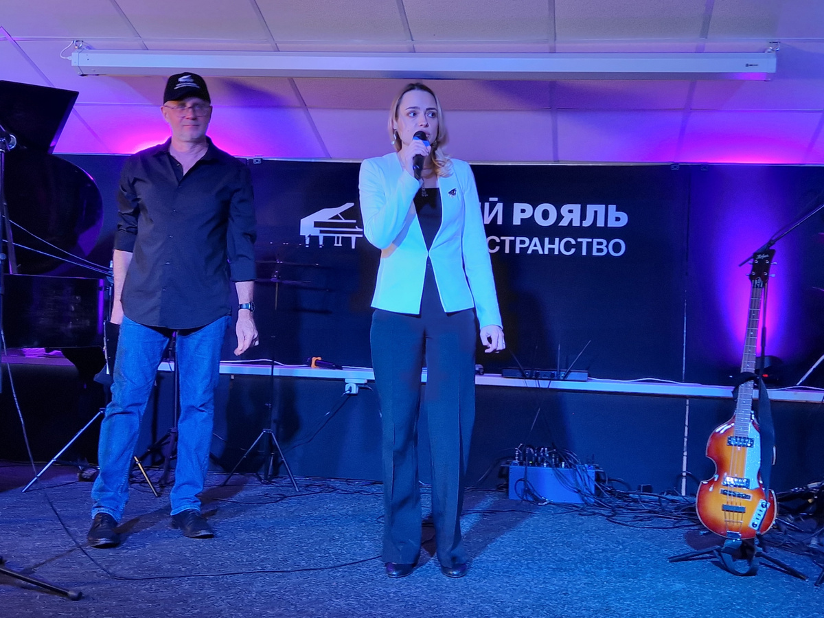 Хозяйка Арт-пространства «Чёрный рояль» Анастасия Суднева и ведущий вечера журналист Дмитрий Инюшкин