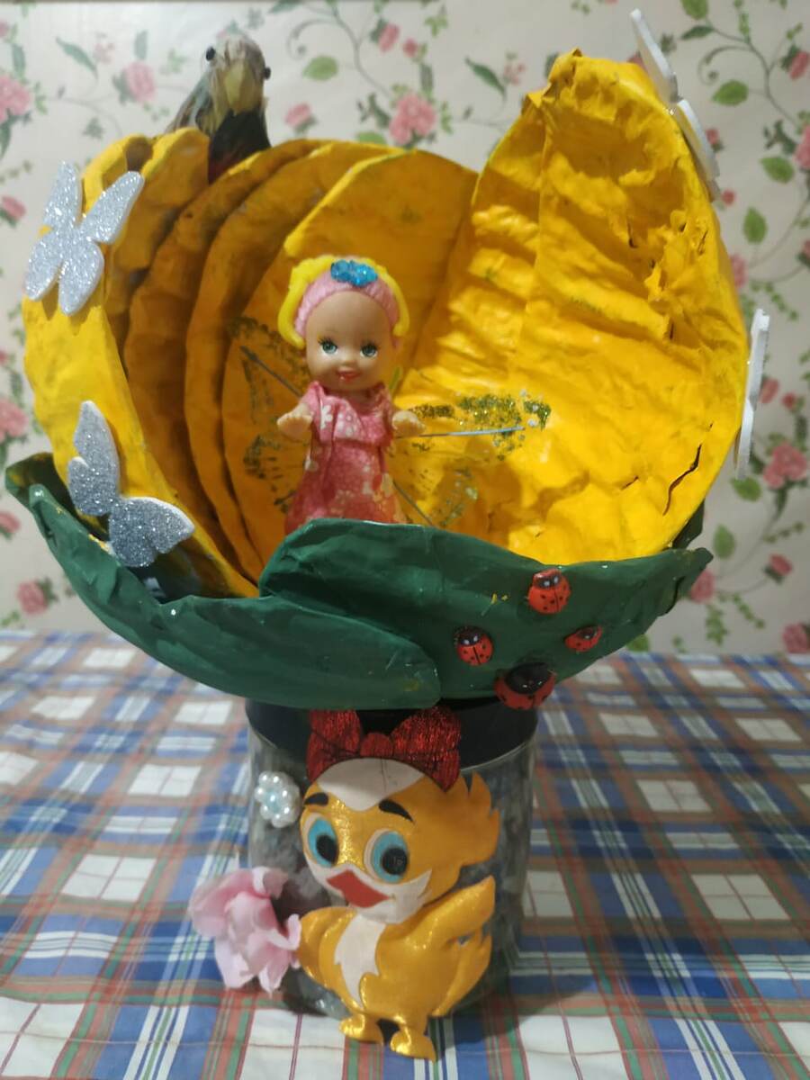 Лепестки  жёлтые , зелёные ,и краска акрил. Жёлтая зелёная , баночка песок в ней , пупс бабочки из  изолона , птичка,  утенок.