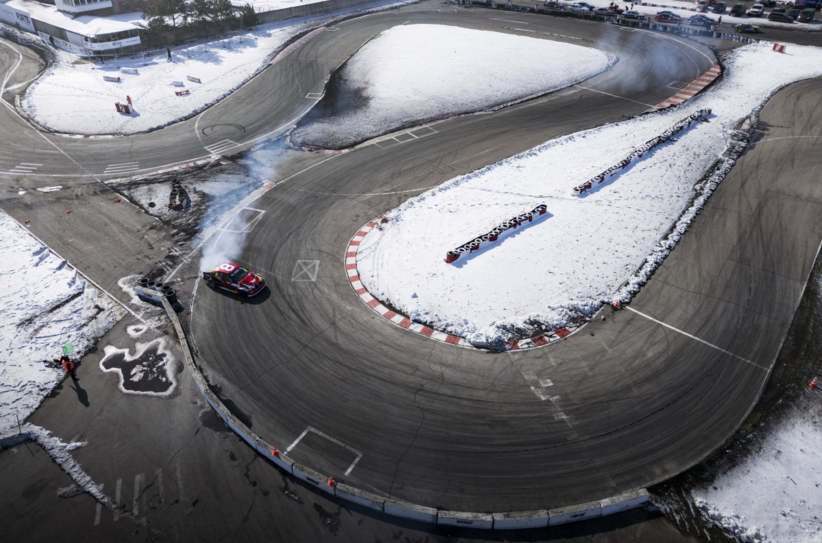    Мороз минус 16 и летние шины — это комбо, которое простимулировало всех участников, судей, персонал и зрителей проявить твердость характера и еще раз доказать свою безграничную любовь к дрифту. Силами специалистов гоночное полотно было приведено в идеальное для летних шин состояние. Суровые погодные условия, непривычные для Юга, испытывали технику и добавляли задач механикам: эффект от прогревов быстро заканчивался, давление в шинах стремительно падало, что вносило коррективы в тактику команд.   
Sochi Drift Challenge