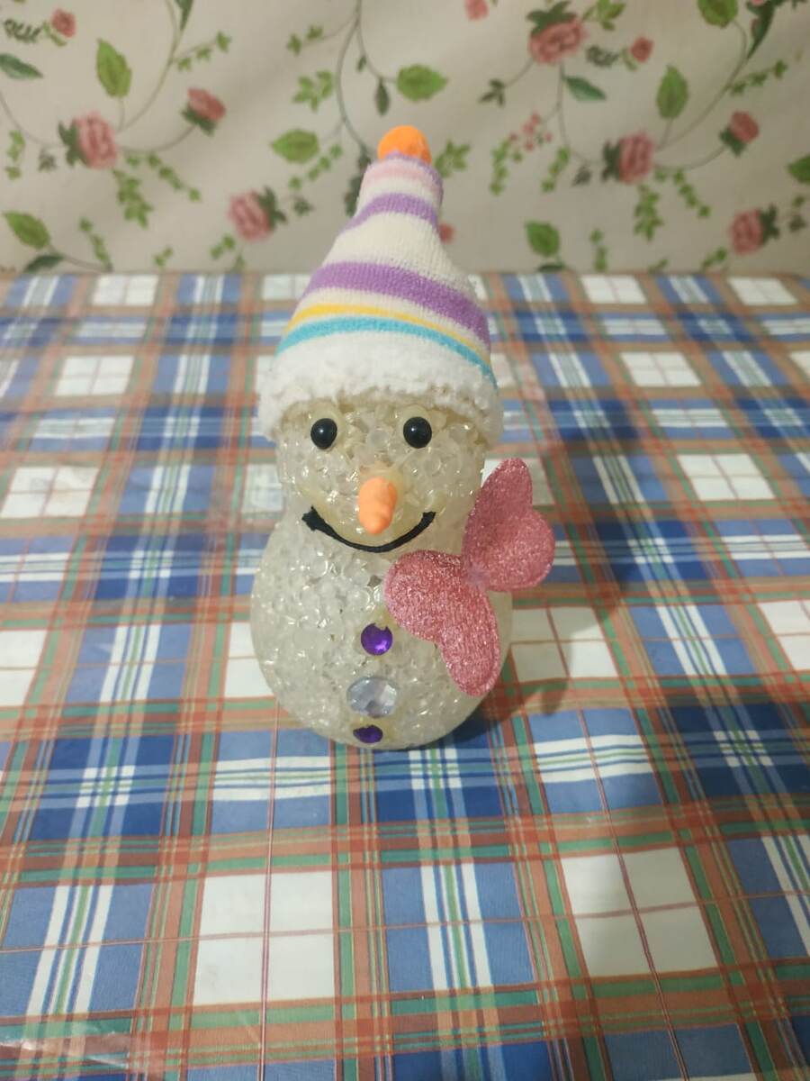  Сделан из крупного прозрачного бисера .  Приклеены глазки. Из  черных полубусинок .  Морковка сделана из воздушного пластилина .