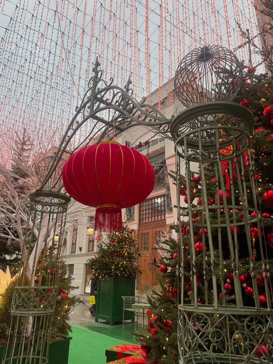 Убранство Камергерского переулка с видом на МХТ