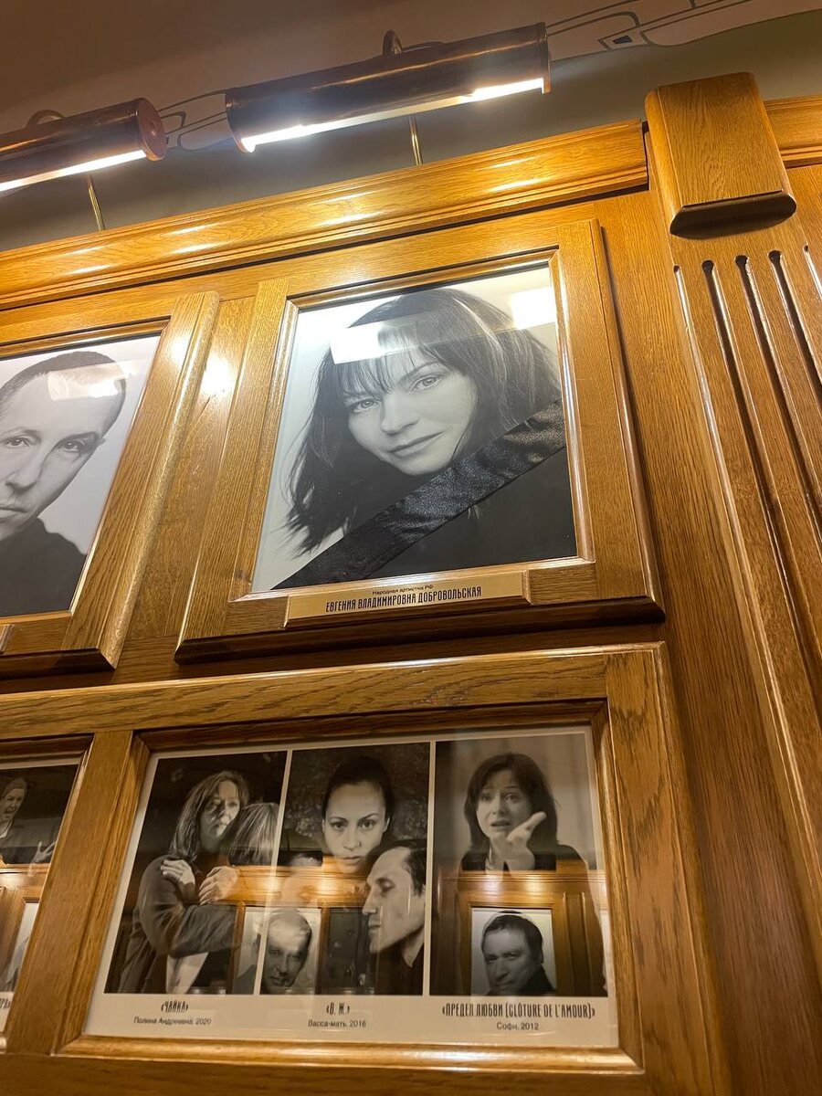 В фойе театра