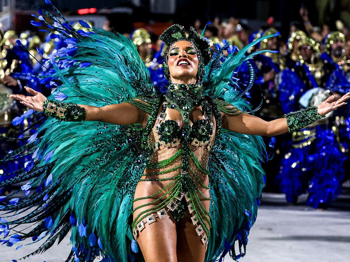    Девушка на карнавальном шествии в Рио-де-Жанейро© Getty Images / Buda Mendes