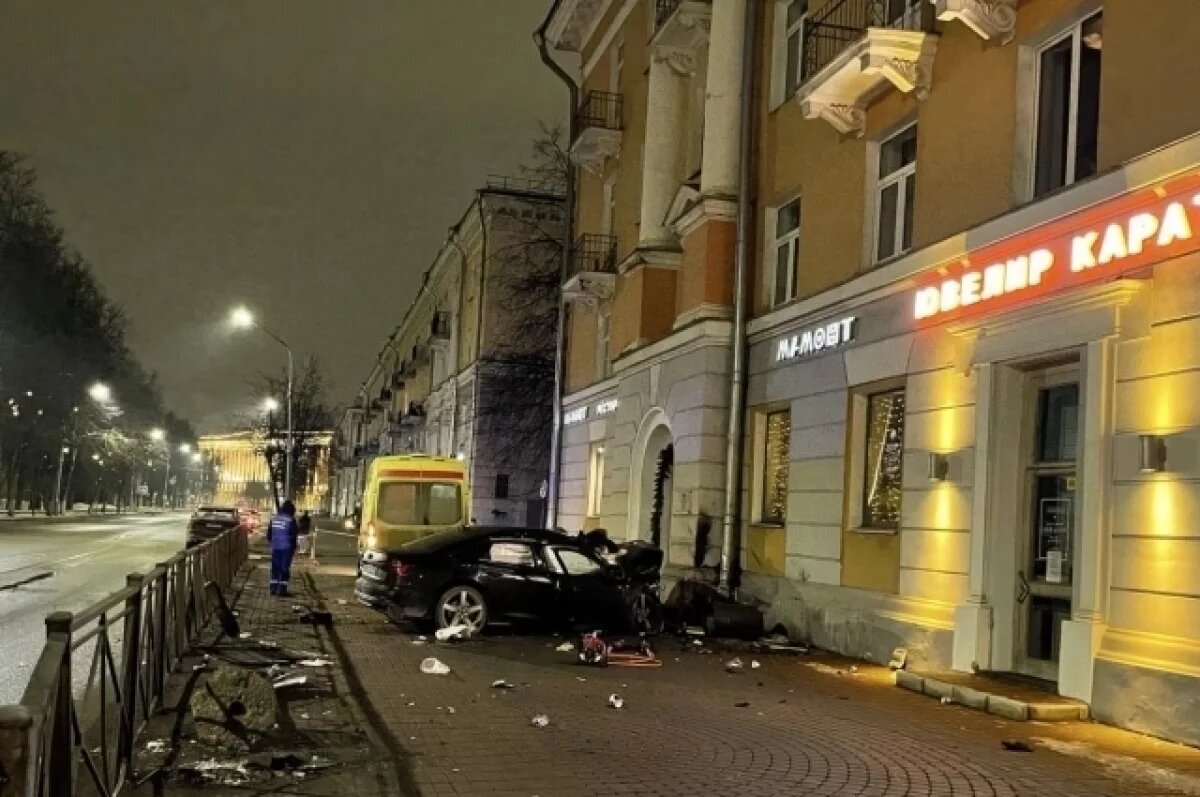    В Великом Новгороде легковушка врезалась в здание, погибли три человека