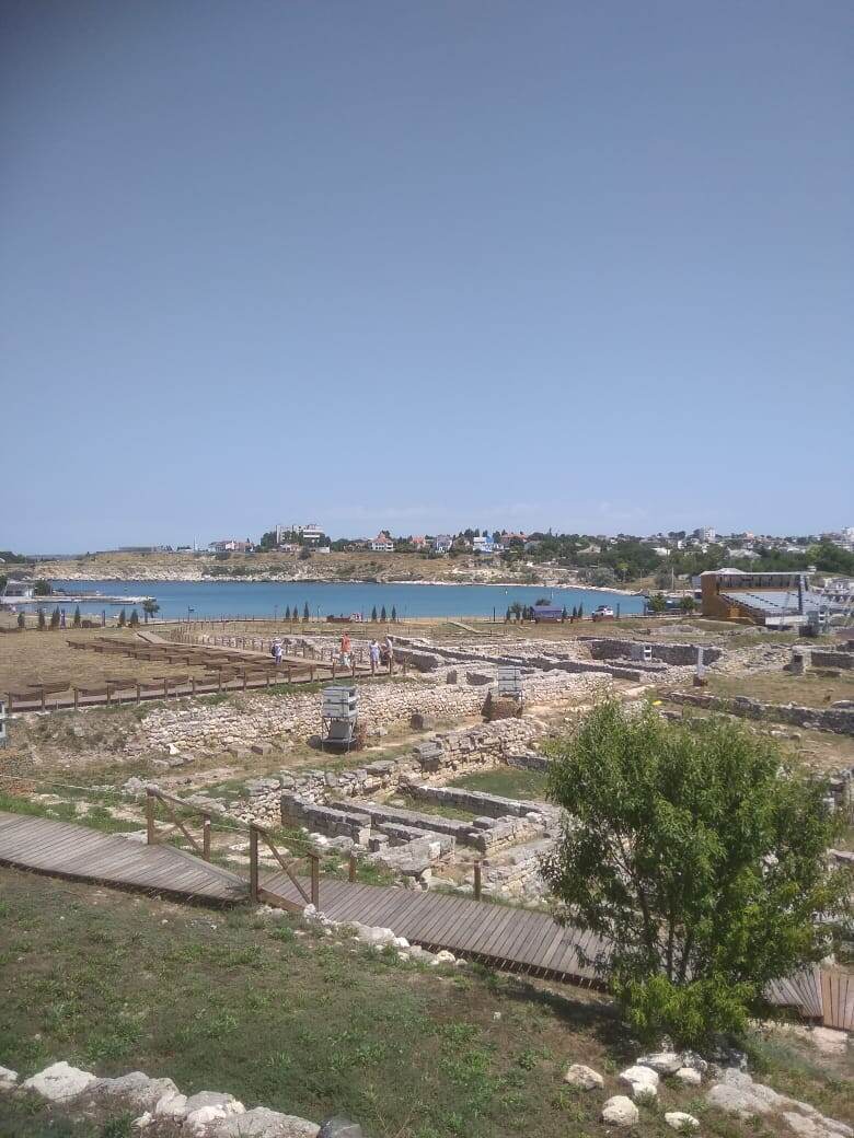 Городские дома преимущественно были двухэтажные. До наших дней сохранились лишь остатки первых этажей, либо подвалы