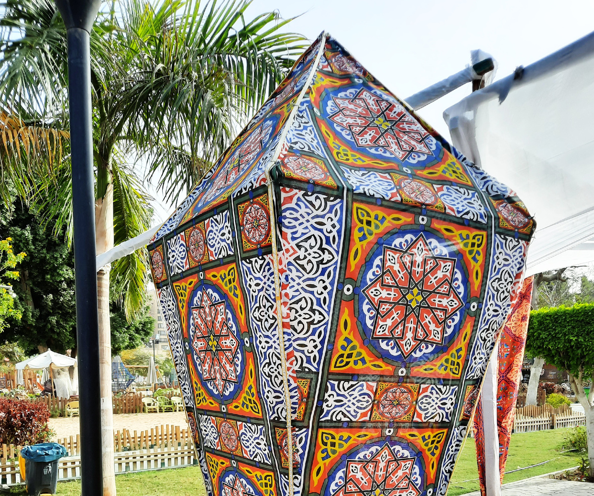 Огромный фонарь-фануз (символ Рамадана) на улице Каира