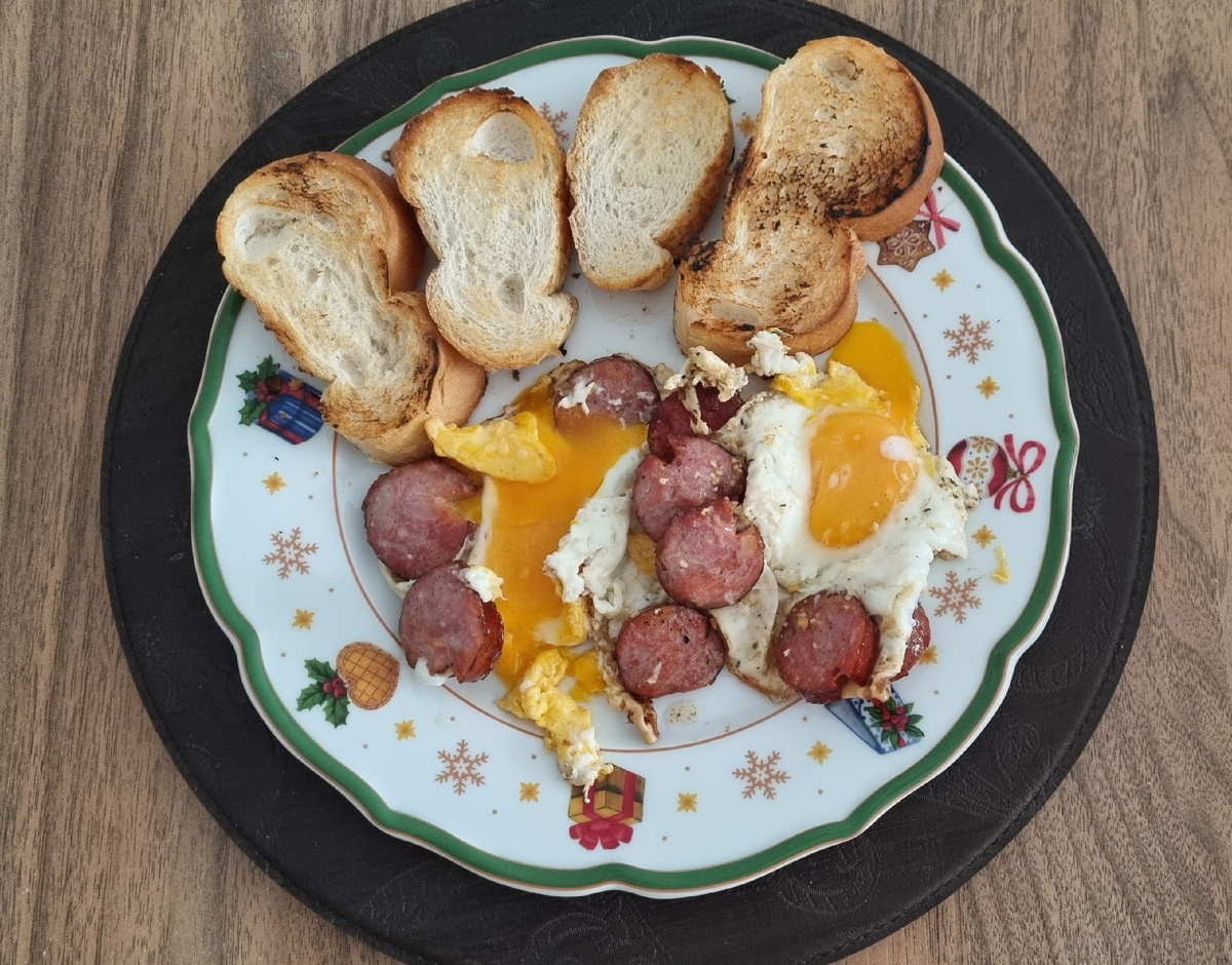 Яичница, правда, кривовата, как я после зарядки