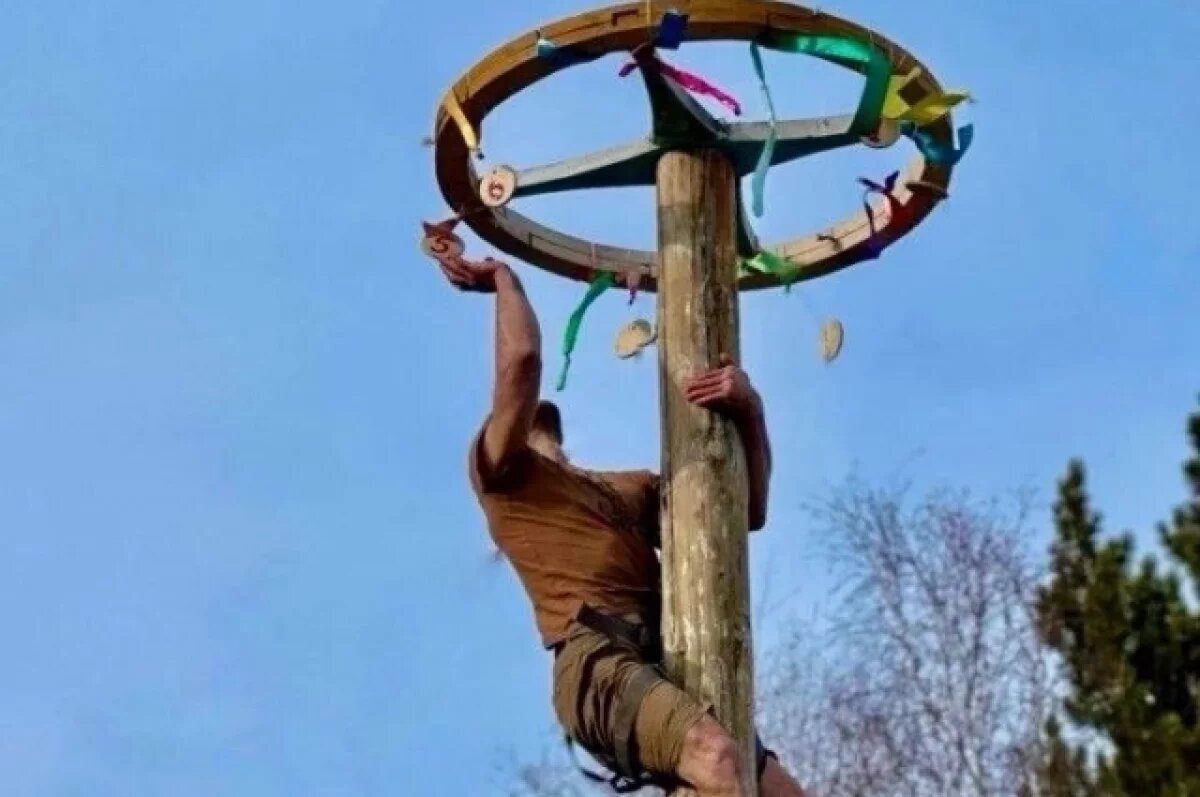    Столб накренился во время масленичных гуляний.