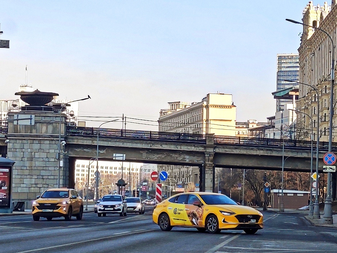 Смоленская набережная и метромост