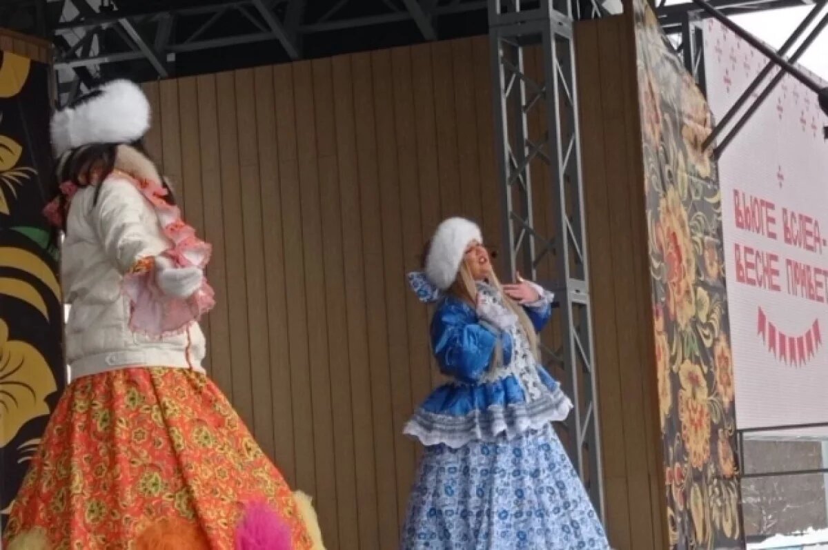    Вместо лазанья на столб и сжигания чучела - массовый танец в платках.