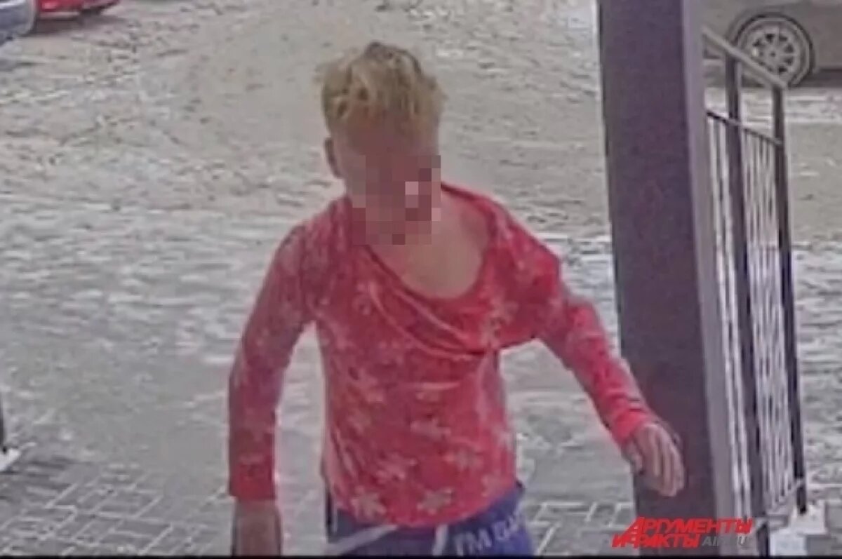    В Перми плачущий мальчик спасался бегством от отчима, прося помощи соседей