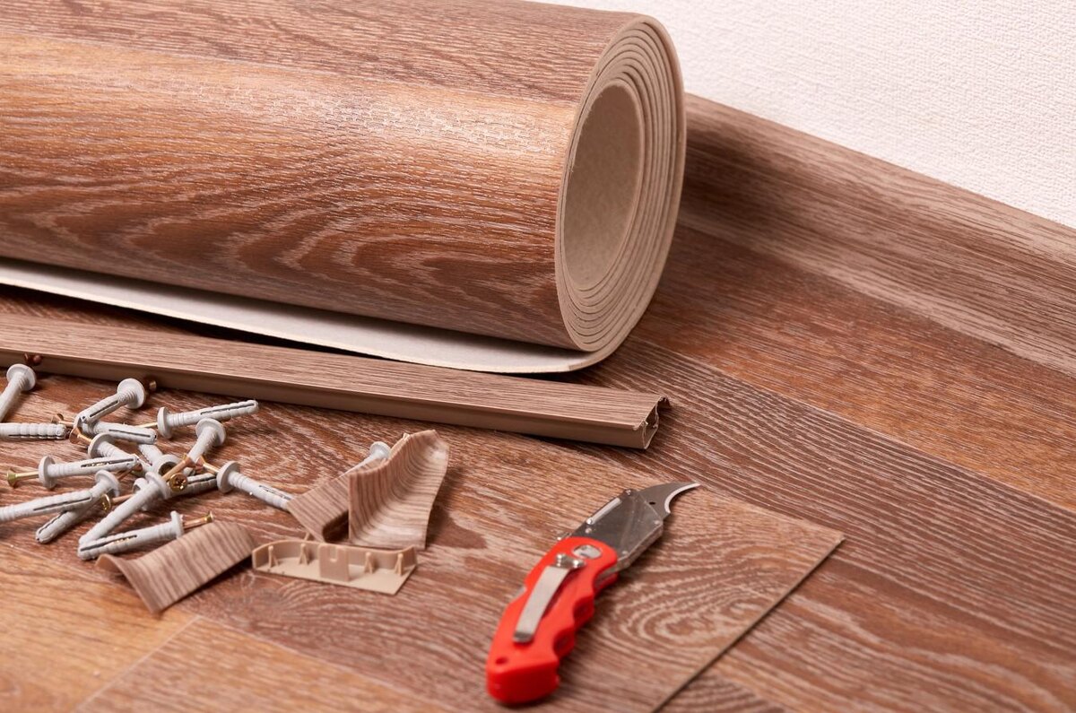 Dmitry Melnikov / Shutterstock / FOTODOM📷Для укладки линолеума вам понадобится специальный нож с лезвием, подходящим для резки линолеума без разрывов