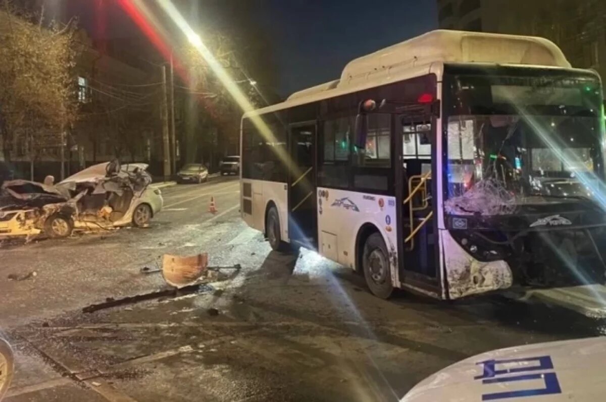    В центре Ростова в жёсткую аварию попал пассажирский автобус
