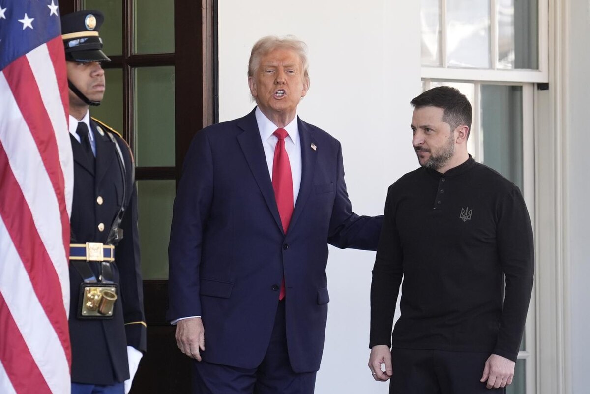 Президент США Дональд Трамп (в центре) и президент Украины Владимир Зеленский во время встречи в Вашингтоне. Стрингер. / © РИА "Новости".