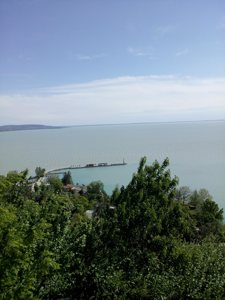 Два последних дня потрясающего тура "Королевство Илилрия" мы провели в Венгрии. Утро началось на берегу знаменитого озера Балатон. В конце апреля берега озера утопали в зелени: цвели сады.