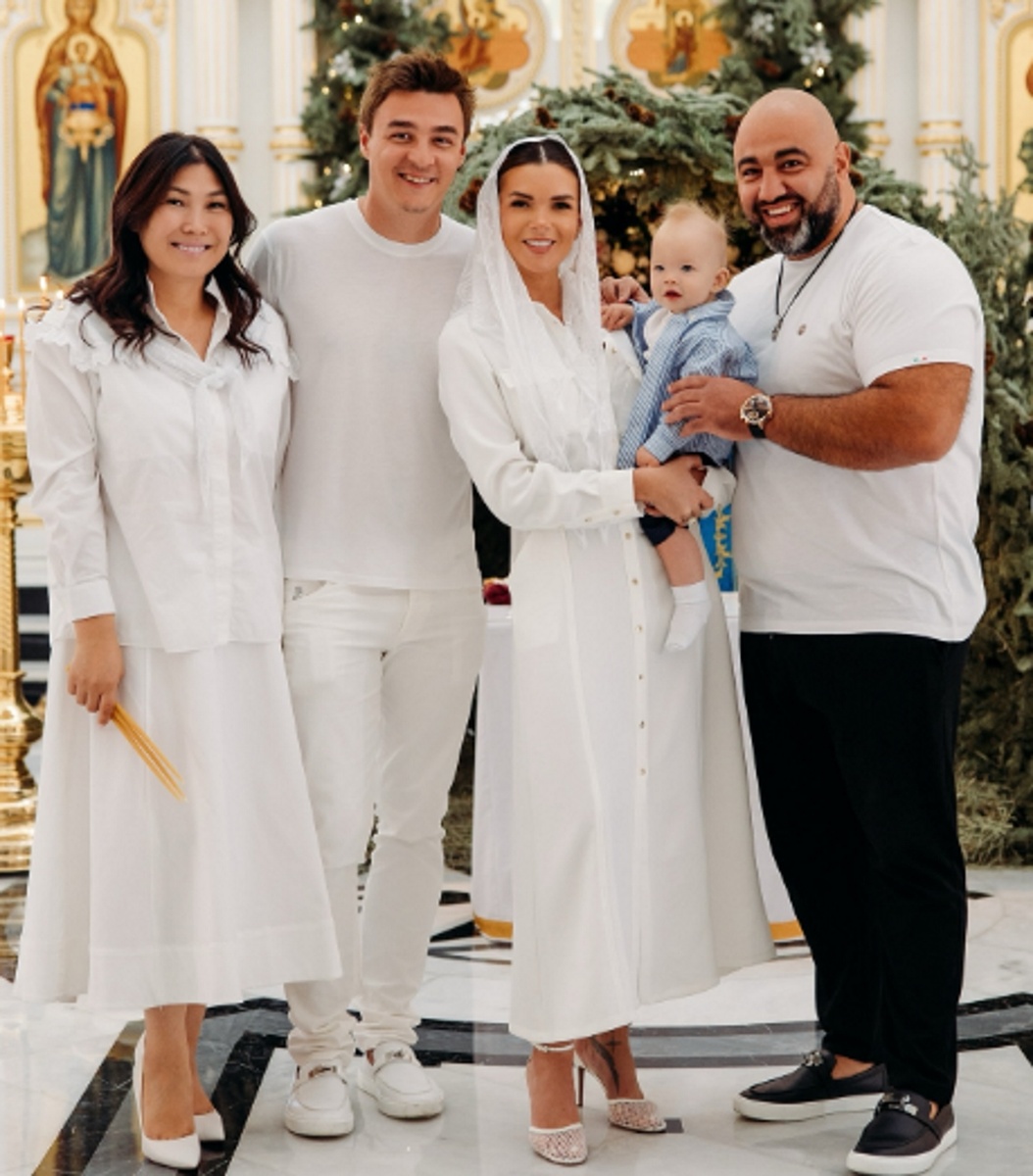 Катя Жужа в кружевном платке и белоснежном платье-рубашке с Артемом Маркеловым и сыном Лео. Фото: соцсети