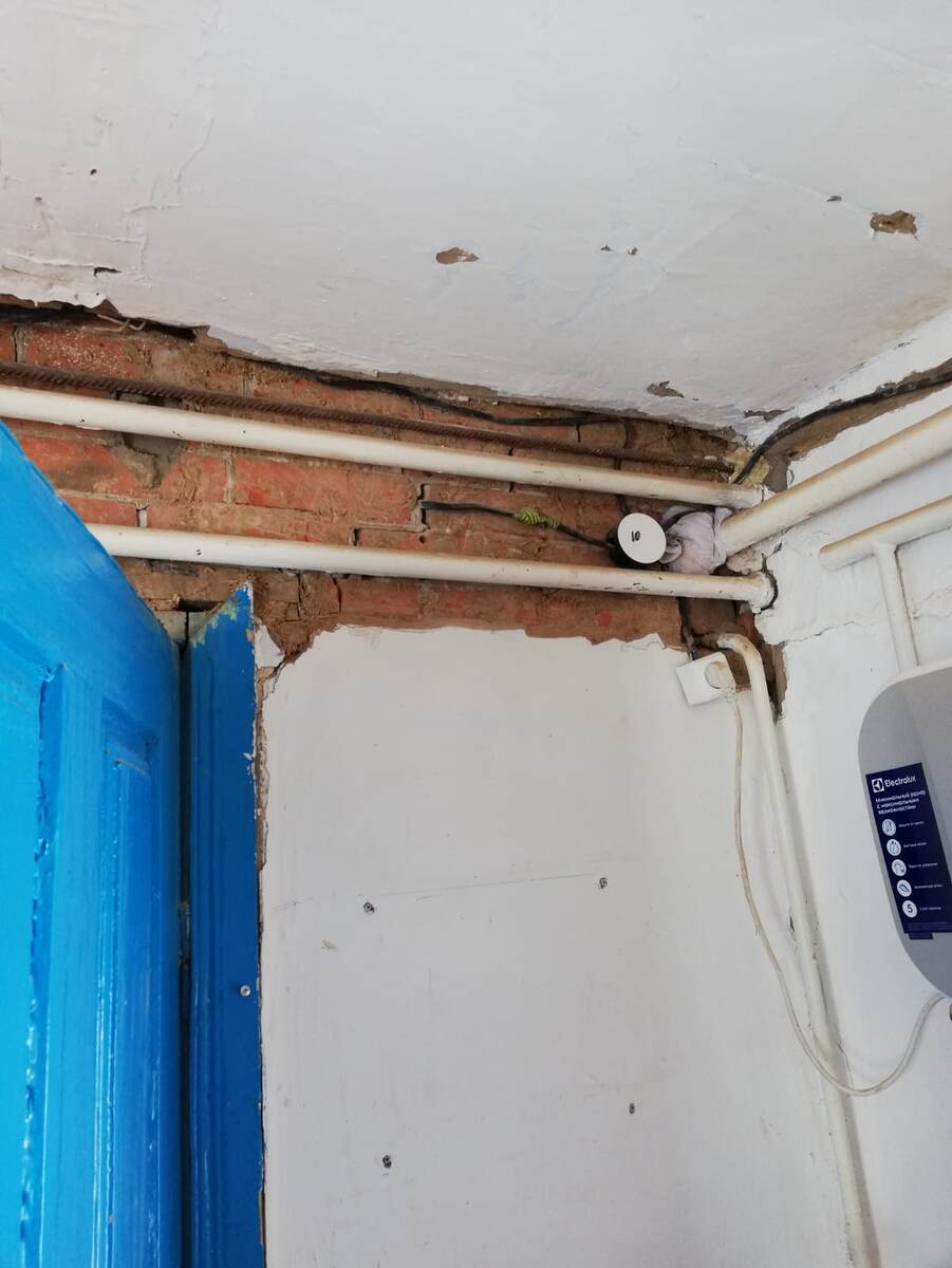 вверху как раз арматурина стяжки