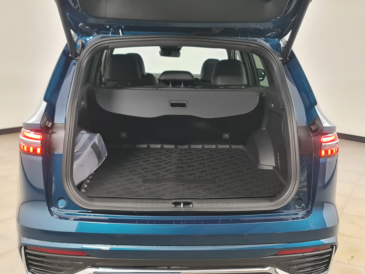 В Geely Monjaro предусмотрен вместительный багажник, который позволяет перевозить достаточно большие грузы. Его объём составляет 562литра. Это позволяет разместить в нём не только покупки из супермаркета, но и крупногабаритные предметы.