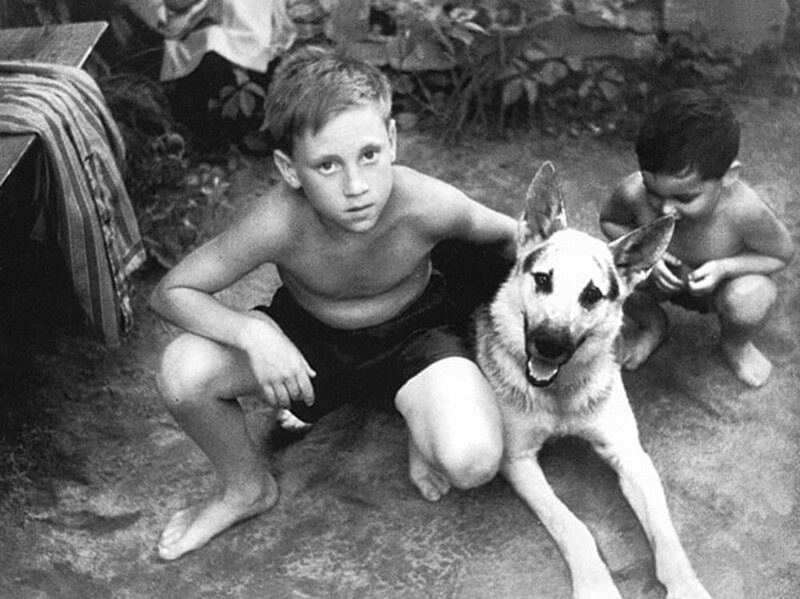 Владимир Высоцкий в детстве .