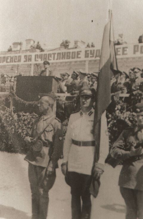 Со знаменем полковник РОА Г. П. Ламсдорф