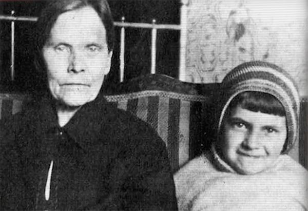 Галина, тогда еще Иванова, со своей бабушкой