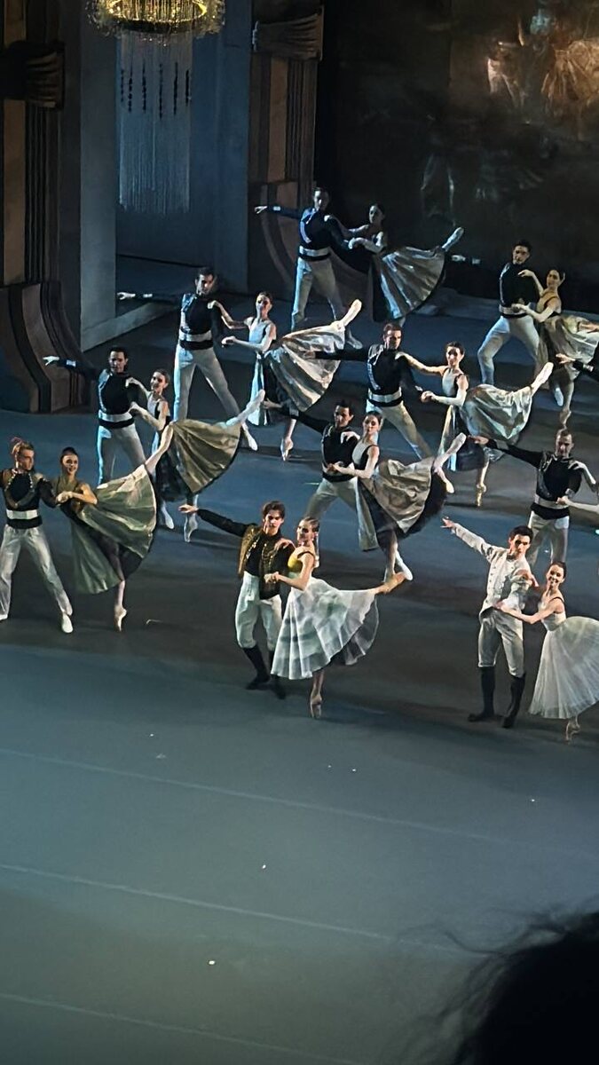 Бал. Костюмы ничего!