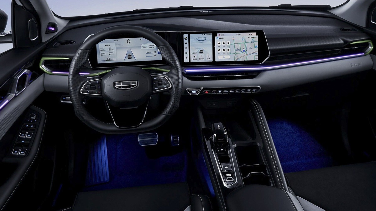 Для отделки салона используются качественные материалы, которые приятны на ощупь и долговечны. Это создаёт ощущение роскоши и комфорта.