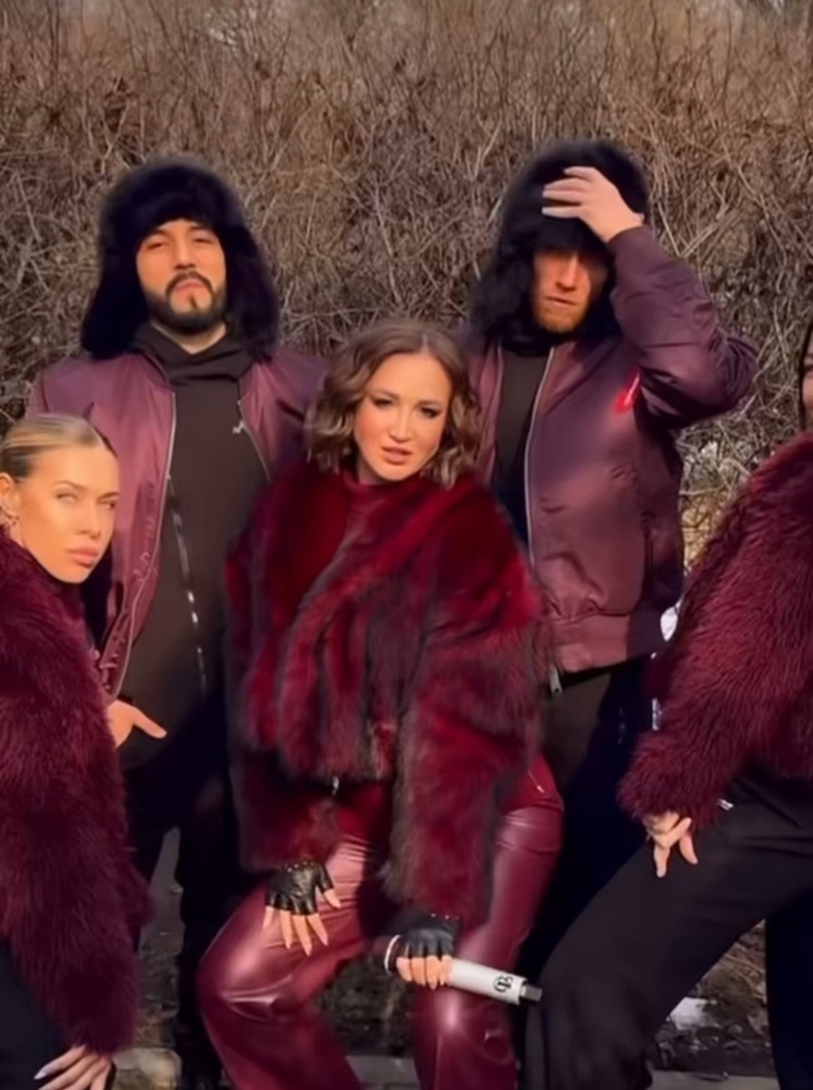 В подтанцовку Ольга Бузова взяла мужиков в шапках . Фото: социальные сети.