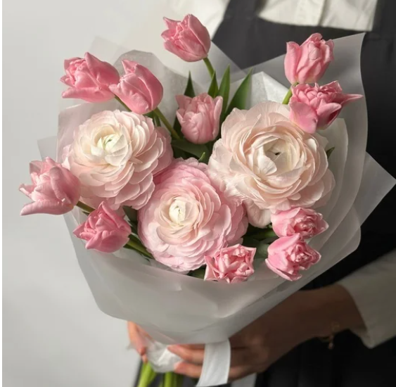 Большой букет с ранункулюсами и розовыми тюльпанами