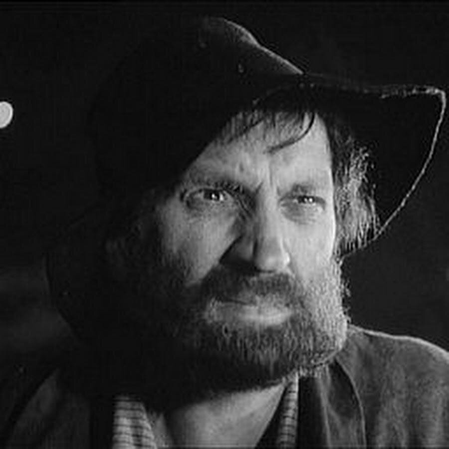 Себастьян Перейра в фильме «Пятнадцатилетний капитан», 1945 г.