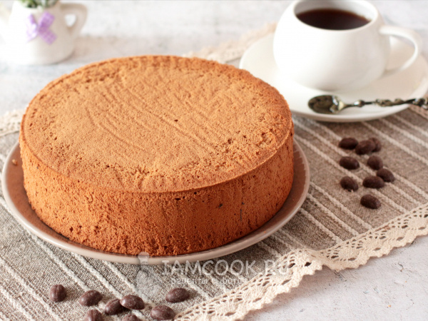 Просто бросьте его с высоты 20-30 см: бисквиты, которые никогда не опадают и получаются пышными