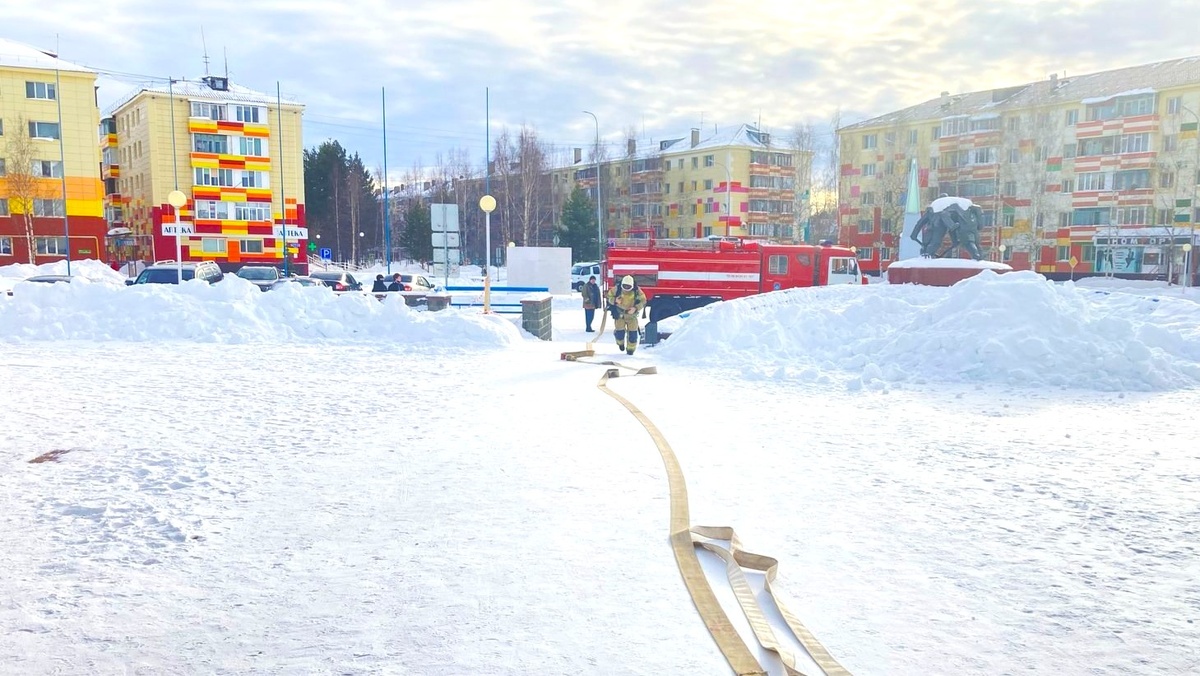    Пожарные Белоярского организовали пожарно-тактические учения в Ледовом Дворце города