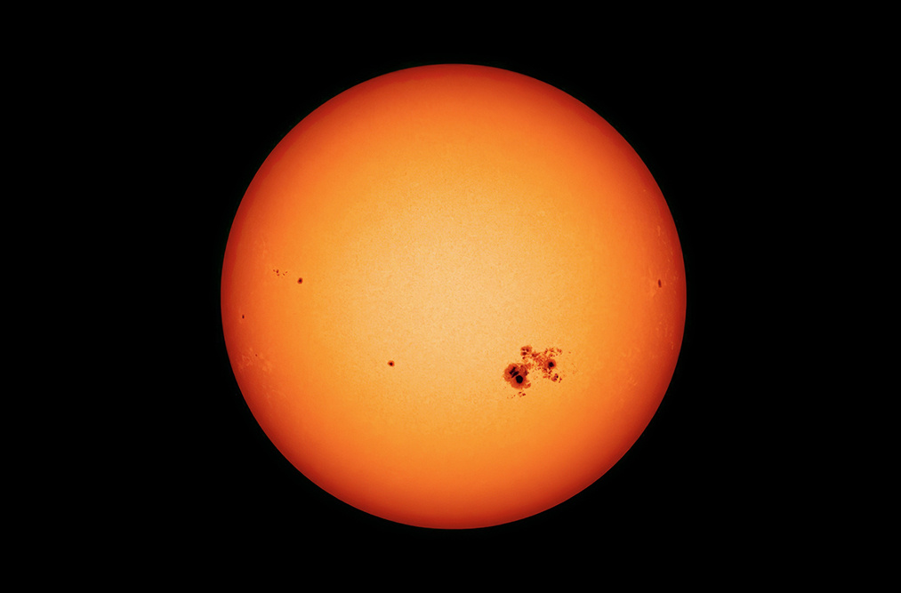     Фото: Claudio Caridi/Shutterstock/FOTODOM Иногда магнитная турбулентность внутри Солнца создает на его поверхности темные области размером с планету