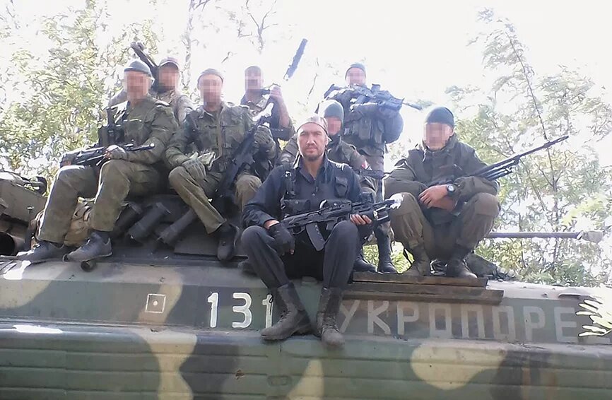 СВО, сентябрь 2022 года. Игорь Зуев (в центре) со своими бойцами. «Кореец» и «Краб» погибли в бою 30 сентября.
